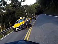 カーブを曲がりきれなかったスクーターが対向車線のタクシーと正面衝突ライレコ動画。