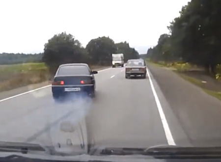 この事故ヤバいな。無茶したセダンから乗員3人が投げ出されて19歳の運転手が死亡。