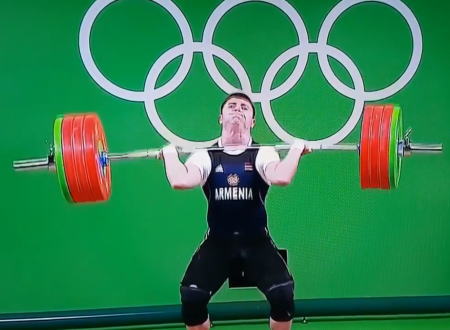 リオ五輪重量挙げで放送事故。左ひじが不自然な方向へ曲がり苦痛に顔をゆがめる選手(@_@;)