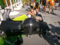 リオ五輪会場で重さ100キロ超のテレビカメラが落下して7人が負傷。その落下の瞬間。