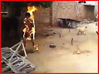 なにこれ怖い。インドで撮影された全身火だるま状態で逃げ惑う老人の映像(((ﾟДﾟ)))