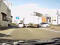 枚方市の国道1号線で撮影された4台の車が絡む事故の車載ビデオ。