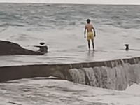 自殺かと思った危険すぎる遊び(°_°)押し寄せる大波に堤防から飛び込んだ少年。