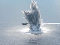 アメリカ海軍が新造した沿海域戦闘艦の耐久性を調べる為に行った水中爆弾実験のビデオ。