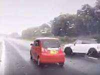 1台目飛ばしすぎやろ(°_°)雨の高速道路で撮影された追突事故のドラレコ映像。