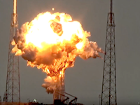 米スペースXのファルコン9ロケットが打ち上げ前に発射台で爆発。動画二つ。