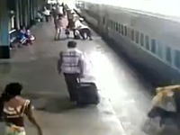 電車から飛び降りようとして死にかけた女性のビデオ(°_°)というか他にも飛び降りる人が。