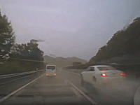 雨の東名高速下りをぶっ飛ばしていたセダンが単独ハイプレ事故を起こす瞬間。