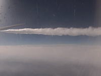 急病人発生のため上空で燃料を投棄する日本航空機のビデオ（機内より撮影）