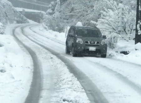 もう山梨県ではこんな大雪になってんのか。県道24号線で妻絶叫！な突き刺さり事故。
