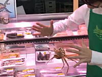 カニが浮いてるｗｗｗ生鮮食品コーナーでカニを浮かせている店員さんが話題に。