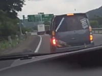 高速道路で軽四に停められ降りてきたDQNに絡まれた動画が拡散希望中。