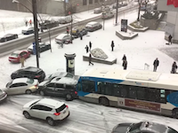 凍結した坂道で滑って制御できなくなった大型バスが突っ込んでくる動画。