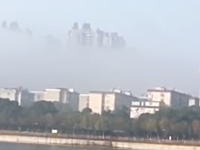 中国湖南省に現れた天空の城。空にくっきりと浮かぶビル群の蜃気楼が。