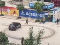 仕事上のトラブルでブチギレた中国人。ゲート前で待ち伏せして車でアタック(°_°)