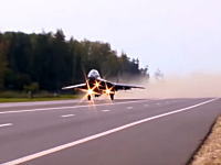 高速道路で離着陸を行うベラルーシ空軍のMiG-29とSu-25のビデオ。