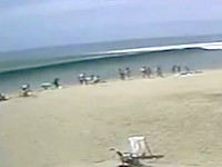 これは津波なのか？突然大きな波に襲われてみんなパニックなビーチの映像。