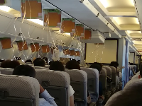 これはトラウマる。JAL機搭乗中にパカッとマスクが落ちてきて緊急降下をはじめたら。
