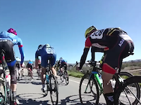 自転車ロードレースでの痛いクラッシュシーンを集団の中から撮影。