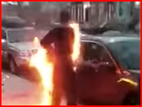 ニューヨークで火に包まれながら平然と？歩く男が撮影される。