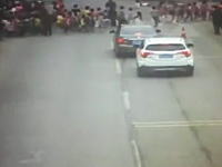 恐ろしい死亡事故。道路を横断中の小学生の列にトラックが突っ込む映像が公開。