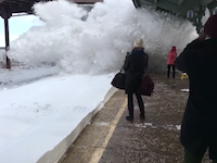 線路に積雪がある時に電車がホームに入ってきたら全力で逃げるべき（動画）もう事故だろこれｗｗｗ