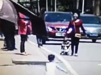 母親が気を取られていた隙に・・・。小さな子供が車に2度踏まれる事故。