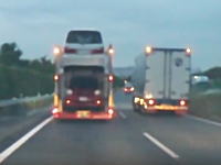 これはひどいｗｗｗ東名高速で迷惑すぎて逆に笑える大型積載車が目撃されていた。
