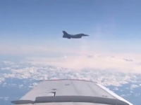 ロシア国防長官の乗る航空機にNATOのF16が異常接近（動画）Su-27が威嚇する。