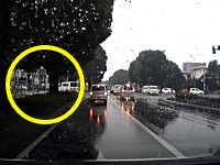 猛スピードで赤信号に突入したコペンが横断歩道の歩行者と自転車を跳ね飛ばす事故(°_°)