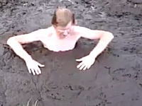 「底なし沼からの脱出」というビデオを撮ろうとして窒息死した男性。