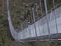 スイスに世界最長の歩行者用吊り橋がオープン（動画）長さ約500メートル。