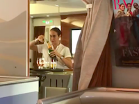 エミレーツの客室乗務員が  シャンパンをボトルに戻しているのがバレてしまう。