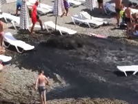 どす黒い(@_@;)ロシアのビーチで排水管が破裂してどす黒い液体が流れ込む。