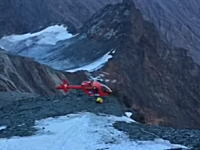 山岳救助にやってきたヘリコプターがクラッシュして新たな救助を呼ぶ羽目に。