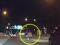 正気じゃない。深夜の名古屋高速に歩行者が(((ﾟДﾟ)))ドキッとする一瞬動画。