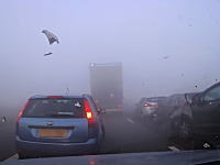 濃霧？煙？視界の悪くなった高速道路で車がバンバン突っ込んでくる恐怖。