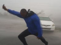超暴風の中で風速を測定しようとする気象学者の姿に心打たれるビデオ。