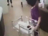 中国の看護師が酷すぎる。新生児を雑に扱って床に落としてしまう動画。
