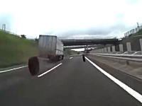 バイク車載。高速道路を走行中に目の前のトラックからタイヤが2本脱落。追いかけっこ動画。