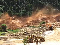 ラオスで建設中のダムが崩壊。逃げ惑う作業員の姿が撮影される。