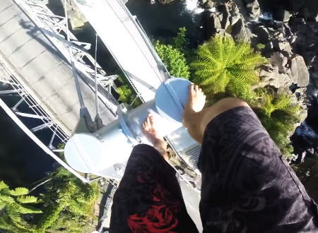 こええええええ(((ﾟДﾟ)))橋の主塔によじ登るだけだと思ったのに玉ひゅんだった動画。