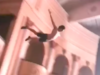 コンサートでテンション上げすぎた男が高所からダイブして大怪我を追う動画。
