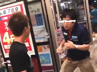 DQN客とDQN店員。豊田イオンの店員さんが客の若者を何度も殴る動画が炎上中。