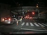 名古屋。交差点で左右（歩道）から追い越しされるドラレコが人気に。