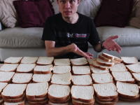 パン100切れ約七斤！を一気に食べるフードファイターのビデオが人気に。