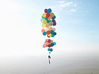 風船で空を飛びたい。100個の風船で空を飛んだイギリス人のビデオ。風船おじさん・・・。