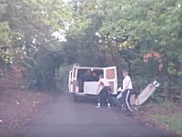森の一本道で怪しい男たちに襲われかけた女性のビデオ。ドラレコ動画。
