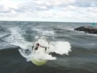 波を読むのを誤って沈没した船とその船長を助けた13歳のサーファーの映像。