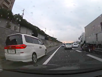 東名高速の路肩を超速で走り抜けていったヤツが少し先で大事故を起こしていた車載。